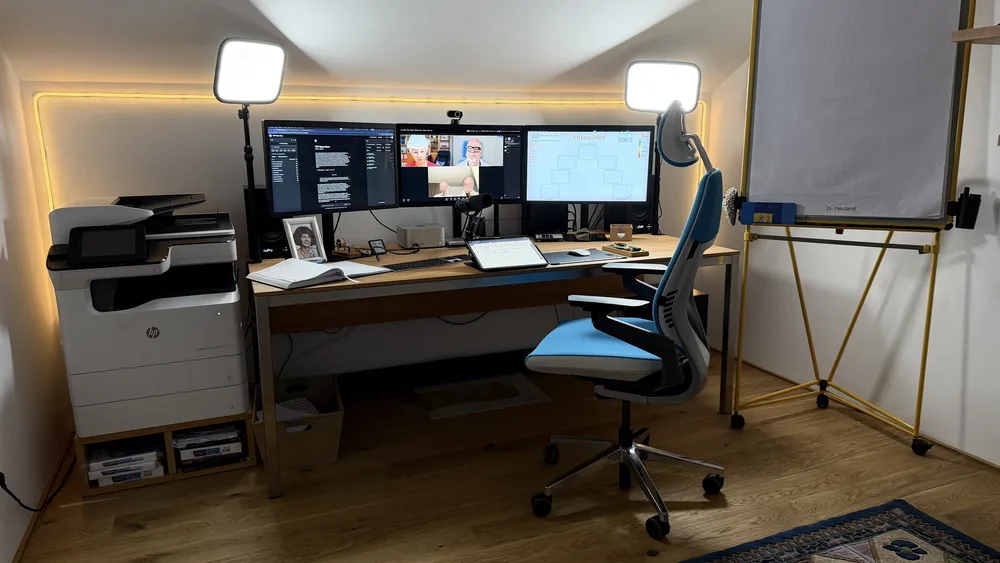 Online-Arbeitsplatz der Praxis MyFlux mit drei Bildschirmen, Webcam, Studioleuchten und Mikrofon für Online-Therapie und Online-Paarberatung
